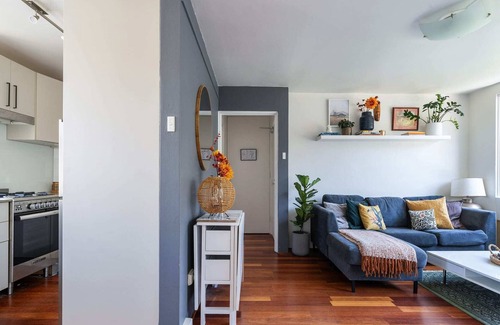 Freshwater Apartment | Vibrant Beachside Retreat: 2BR Unit in Freshwater