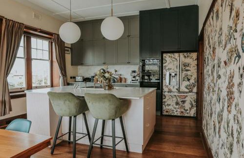 East Launceston House | Vibrant Dual Retreat Vagabond s Rest Rose Gold Hideaway