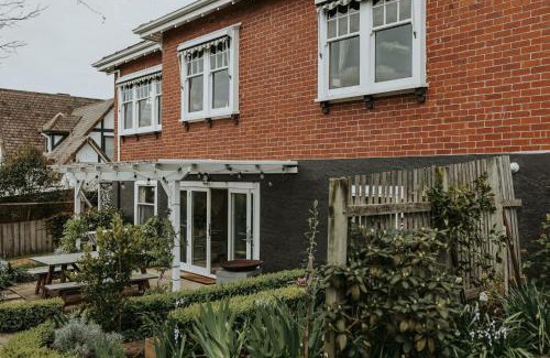 East Launceston House | Vibrant Dual Retreat Vagabond s Rest Rose Gold Hideaway