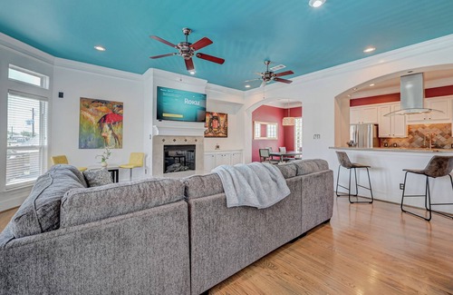 Greater Heights Apartment | Vibrant Haven With Rooftop Patio