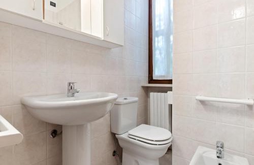 Montioni House | Vibrant Holiday Home in Lazise with Swimming Pool near 2 Lakes