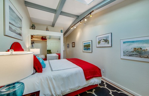 Gualala House | Vibrant, quiet paradise in the forest w/a shared hot tub & views