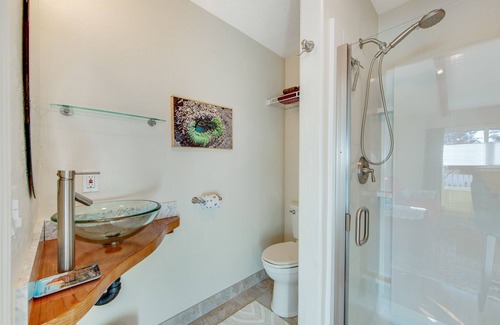 Gualala House | Vibrant, quiet paradise in the forest w/a shared hot tub & views