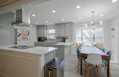 Richardson House | Vibrant Spacious Home w/Private Pool and Jacuzzi