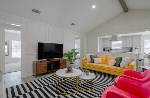 Richardson House | Vibrant Spacious Home w/Private Pool and Jacuzzi