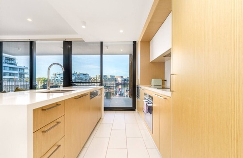 Kingston Apartment | Vibrant Stay with Lakeside Charm in Kingston