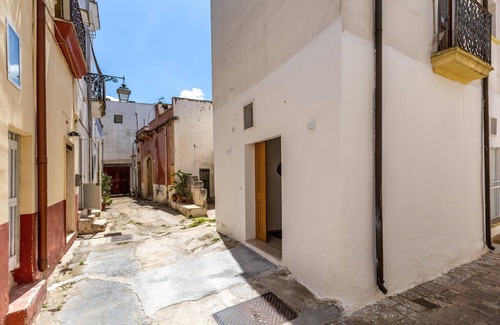 Tuglie House | Vico dei Mille by BarbarHouse