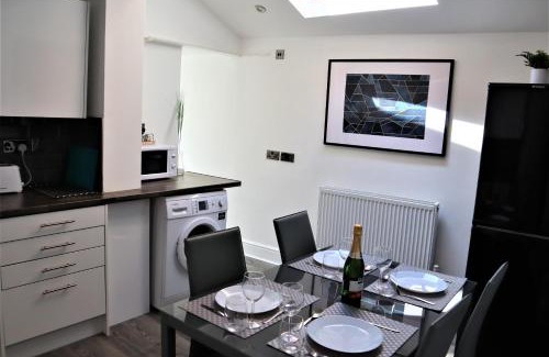 Northampton House | Victoria 4 bedroom Serviced House Short Lets - Near Northampton Gen Hosp & Town Centre