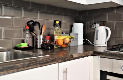 Northampton House | Victoria 4 bedroom Serviced House Short Lets - Near Northampton Gen Hosp & Town Centre