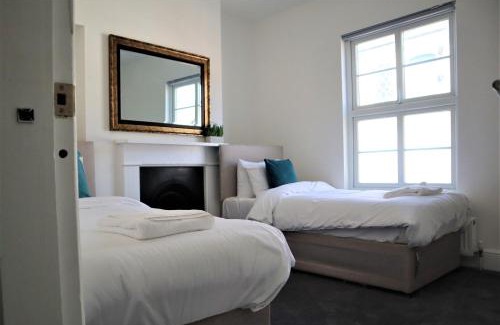 Northampton House | Victoria 4 bedroom Serviced House Short Lets - Near Northampton Gen Hosp & Town Centre