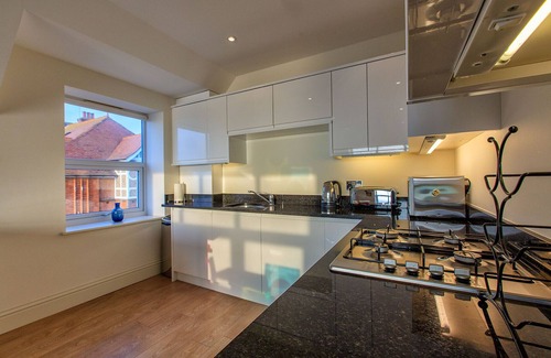 Broadstairs Apartment | Victoria Parade - Direct sea views and private parking space