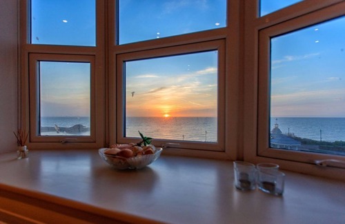 Broadstairs Apartment | Victoria Parade - Direct sea views and private parking space