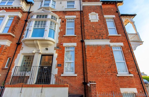 Broadstairs Apartment | Victoria Parade - Direct sea views and private parking space