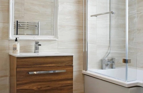 Bala House | VICTORIAN 5 BED TOWN HOUSE 4 POSTER BED, REAL FIRE