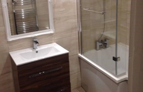 Bala House | VICTORIAN 5 BED TOWN HOUSE 4 POSTER BED, REAL FIRE