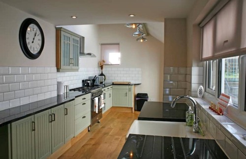 Bala House | VICTORIAN 5 BED TOWN HOUSE 4 POSTER BED, REAL FIRE
