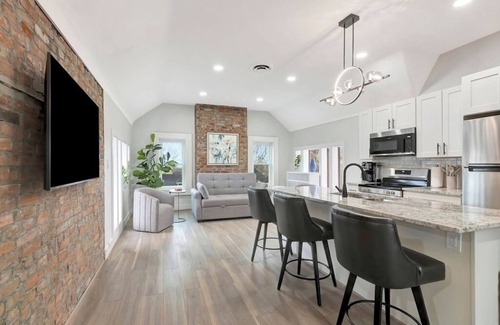 East Walnut HIlls Apartment | Victorian Haven on the Hill