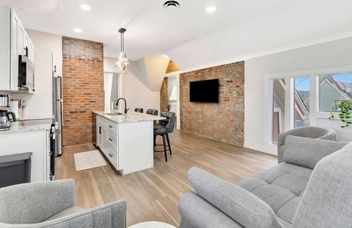 East Walnut HIlls Apartment | Victorian Haven on the Hill