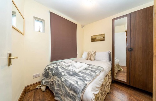 Barbican Apartment | Victorian House 2 Bed 2 Bath Next to Barbican Tube