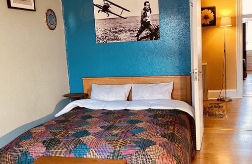Glasgow Apartment | Victorian Large flat next to Queens Park and train station. Sleeps 5.