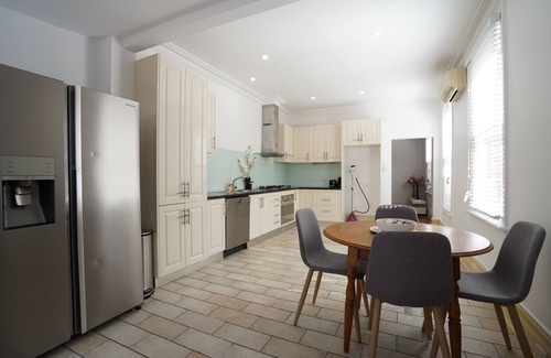 Carlton North Apartment | victorian style architecture in Carlton centre, 10 mins to Melbourne CBD