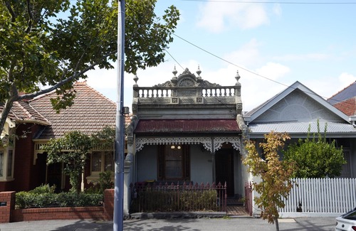 Carlton North Apartment | victorian style architecture in Carlton centre, 10 mins to Melbourne CBD