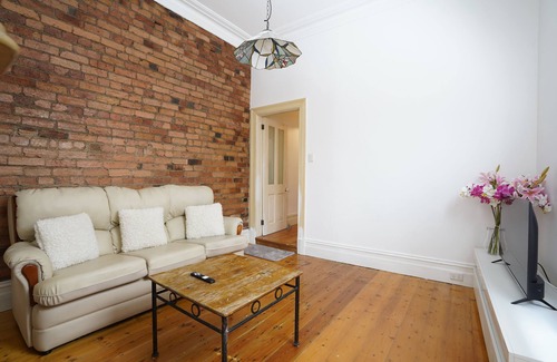 Carlton North Apartment | victorian style architecture in Carlton centre, 10 mins to Melbourne CBD