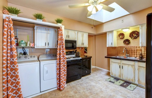 Prescott Cottage | Victorian Suites ~ The Perfect Location with all the Comforts of Home
