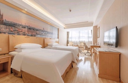 Bao'an Hotel | Vienna Hotel Shenzhen Fuyong Subway Station branch