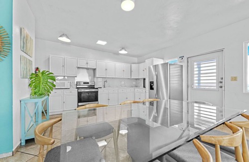 Villa Borinquen House | Vieques Ocean View House & walk to beach 7br - 6bth Pool table & Ping Pong