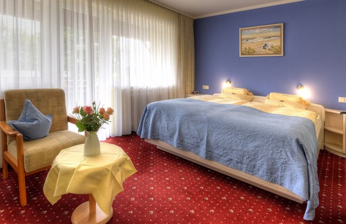 Tuebingen Apartment | Vierbettzimmer mit Bad und WC