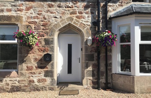 Inverness City Centre Cottage | VIEW COTTAGE, family friendly, with a garden in Inverness