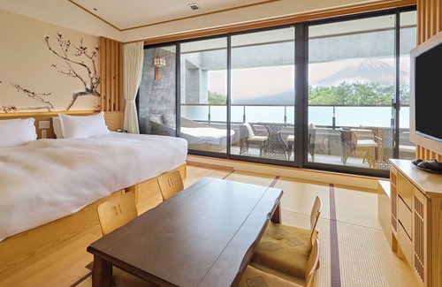 Oishi Hotel | View of Mt Fuji Deluxe JapaneseWestern Room Breakfast included/Minamitsuru-gun Yamanashi