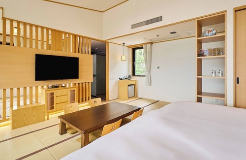 Oishi Hotel | View of Mt Fuji Deluxe JapaneseWestern Room Breakfast included/Minamitsuru-gun Yamanashi