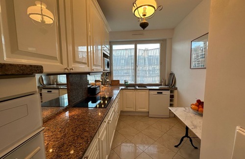 Auteuil Apartment | View on the River Banks