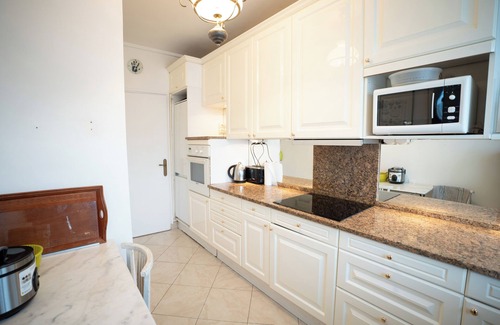 Auteuil Apartment | View on the River Banks