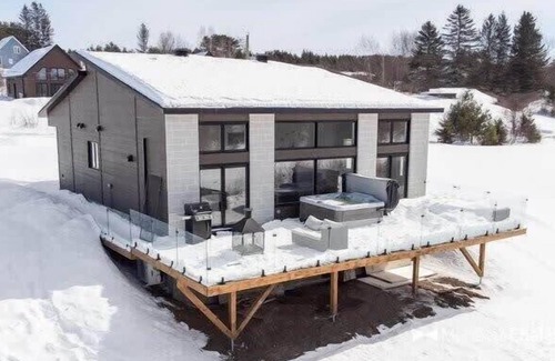 Mauricie Ski Chalet | View on the river ! Family cottage with SPA