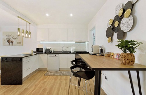 Gaula Apartment | 'View Suite' Room with Mountain View, Wi-Fi and Air Conditioning