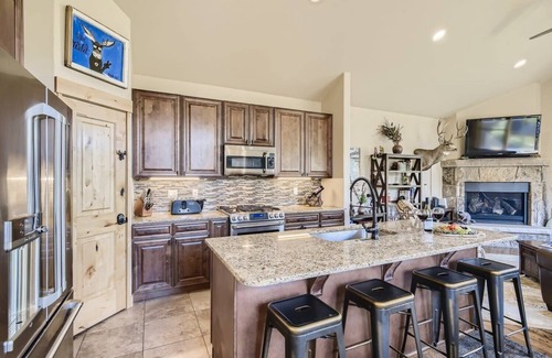 Warrior's Mark House | VIEWS, HOT TUB, Walk to Lift and Main St. Shuttle.