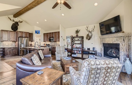 Warrior's Mark House | VIEWS, HOT TUB, Walk to Lift and Main St. Shuttle.