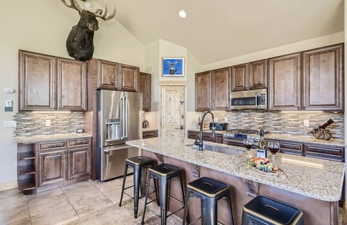 Warrior's Mark House | VIEWS, HOT TUB, Walk to Lift and Main St. Shuttle.