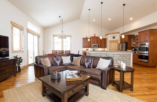 Evergreen Cabin | VIEWS! Mountain Cabin w/Saltwater HotTub/Firepit. Close to Trails/Fall leaves