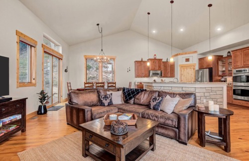 Evergreen Cabin | VIEWS! Mountain Cabin w/Saltwater HotTub/Firepit. Close to Trails/Fall leaves