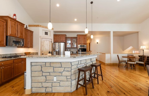 Evergreen Cabin | VIEWS! Mountain Cabin w/Saltwater HotTub/Firepit. Close to Trails/Fall leaves