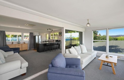 Acacia Bay House | Views on Wakeman - Acacia Bay Holiday Home