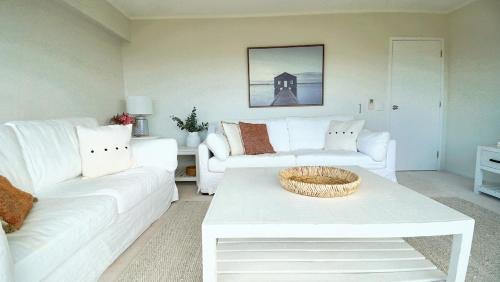 Browns Bay House | Views & Short Walk To Beach