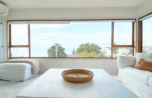 Browns Bay House | Views & Short Walk To Beach