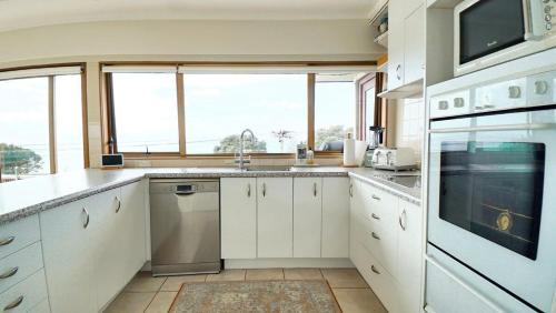 Browns Bay House | Views & Short Walk To Beach