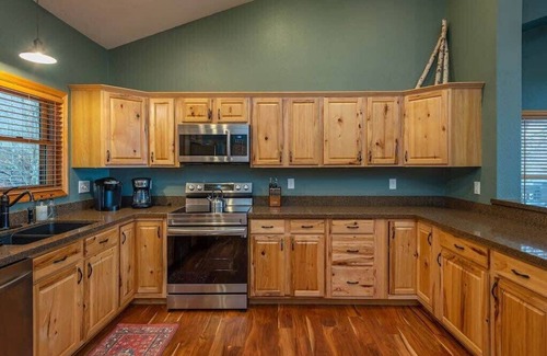 Wolf Laurel Cabin | Views~ Theater~ HotTub~ 18 Hole Golf~Hatley Pointe