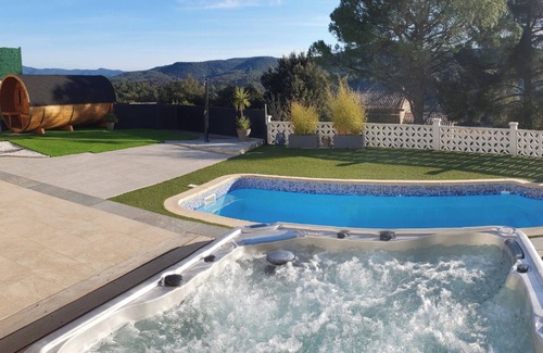 Sainte-Anastasie-sur-Issole Villa | Villa 'La Pépite D'amour' with Private Pool, Wi-Fi and Air Conditioning